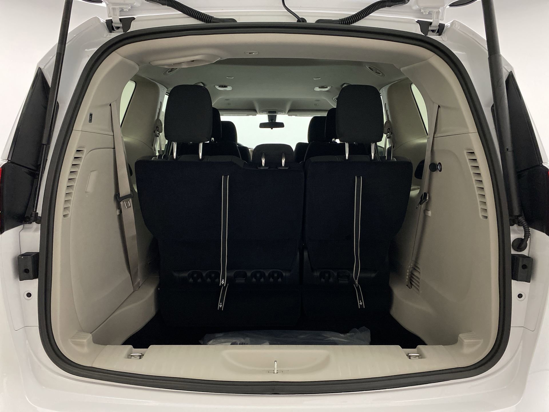 Used 2022 Chrysler Voyager LX image 19