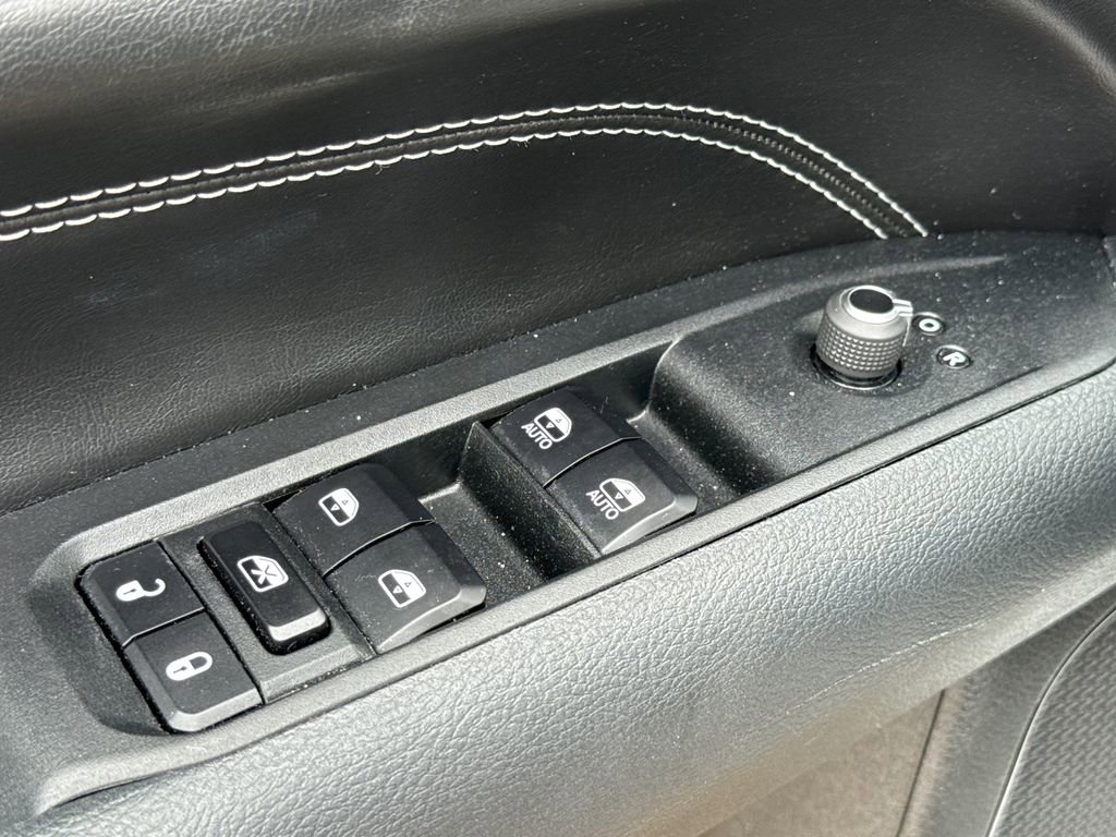 Used 2024 Jeep Compass Latitude w/ Altitude Special Edition image 18