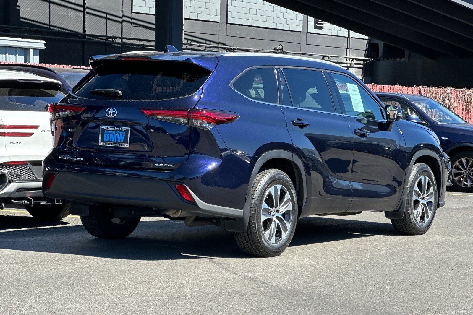 Used 2022 Toyota Highlander XLE AWD/4WD image 9