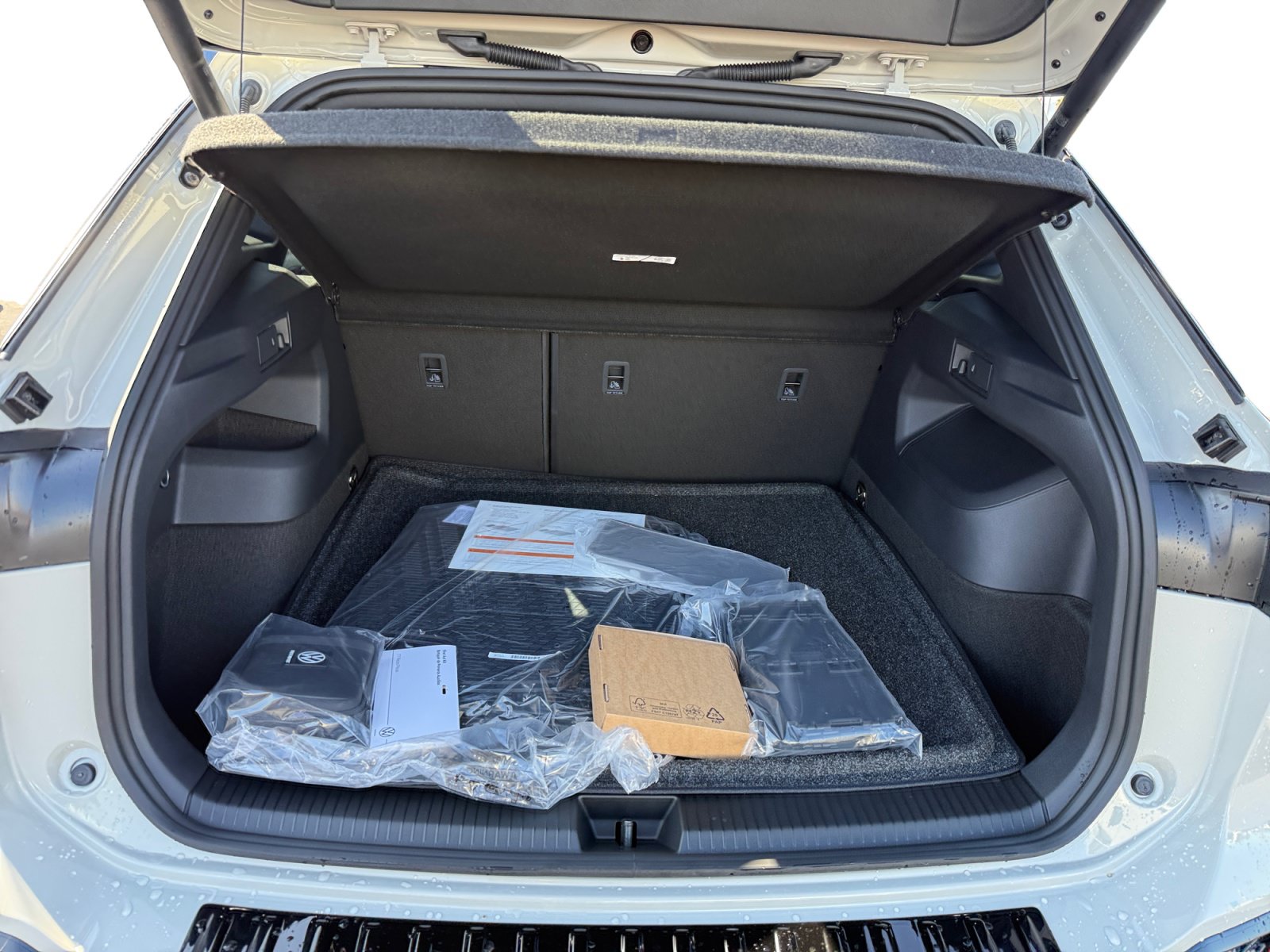New 2026 Volkswagen Tiguan SEL R-Line AWD/4WD image 17