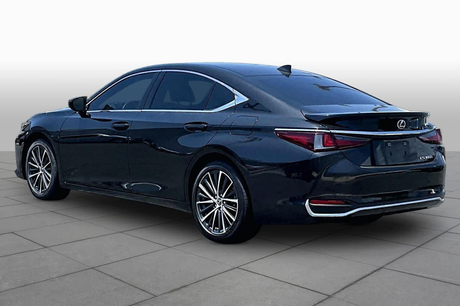 Used 2025 Lexus ES 300h w/ Premium Package FWD image 11