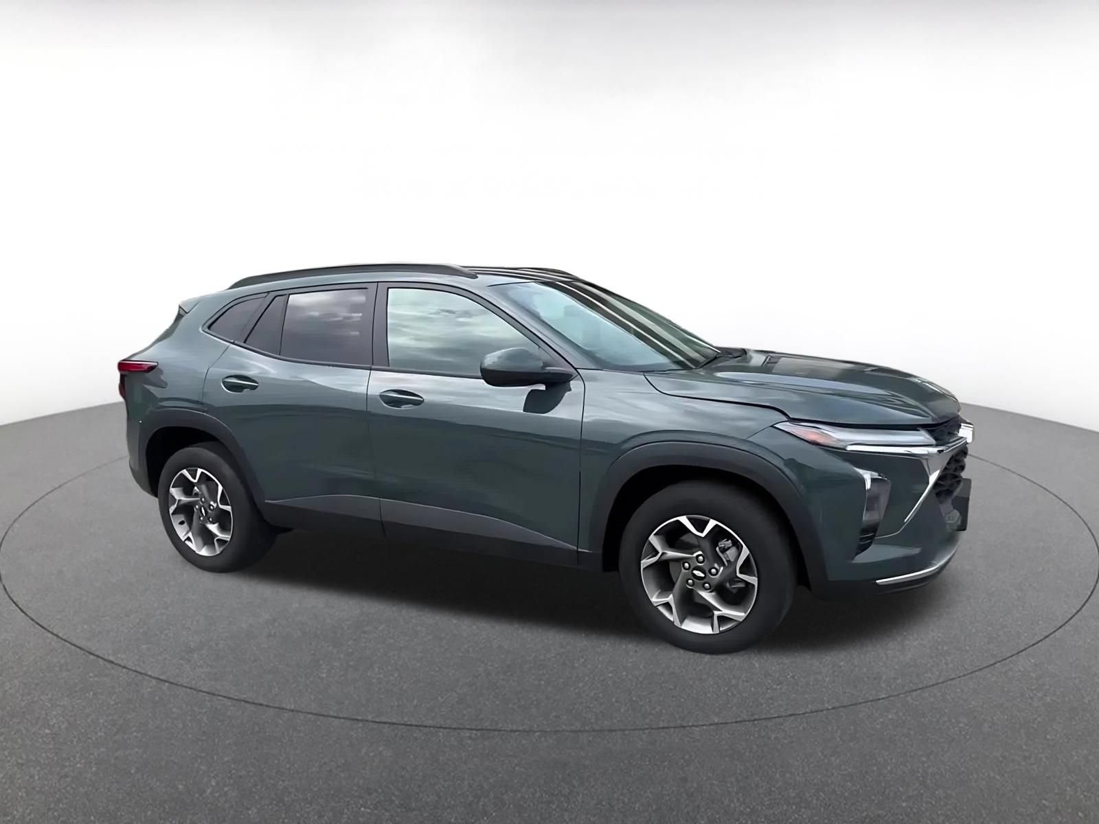 Used 2025 Chevrolet Trax LT FWD image 2