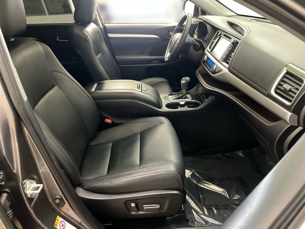 Used 2019 Toyota Highlander XLE image 26