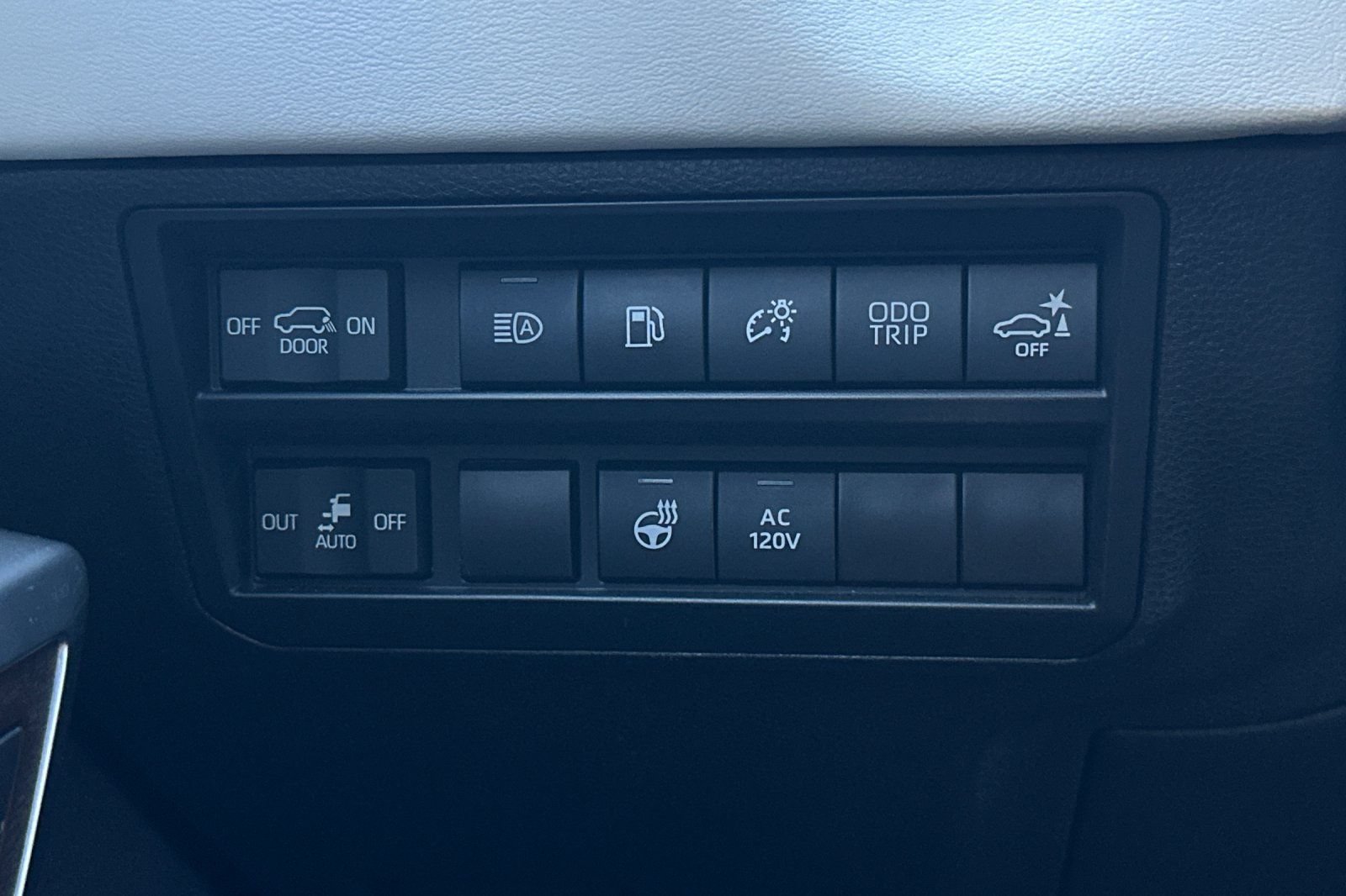 Used 2024 Toyota Sequoia Capstone AWD/4WD image 35