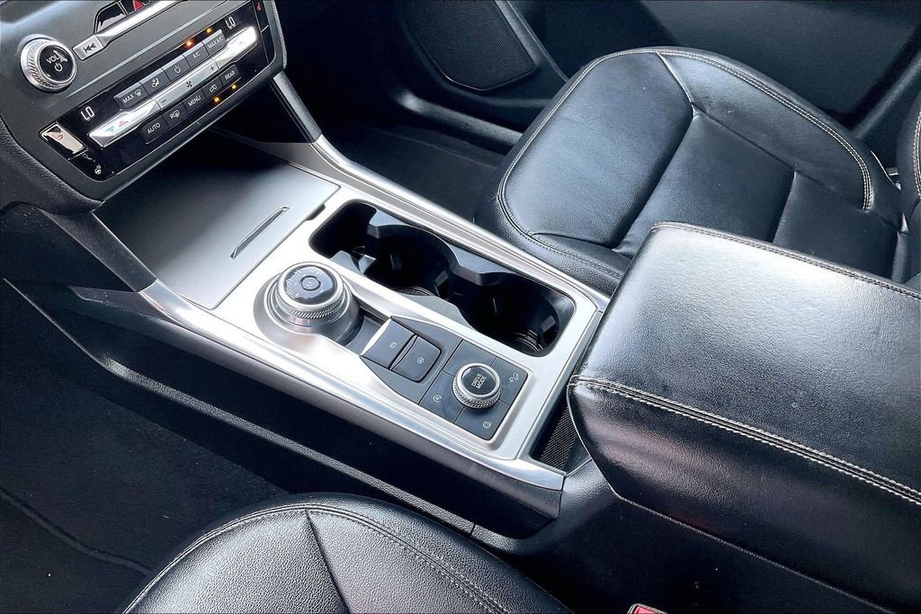 Used 2020 Ford Explorer XLT w/ Equipment Group 202A AWD/4WD image 17