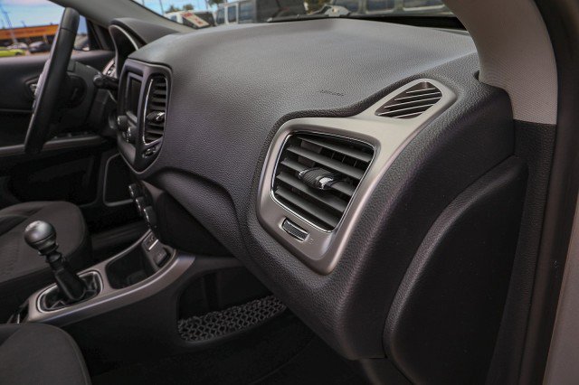 Used 2017 Jeep Compass Sport w/ Tech Group FWD image 31