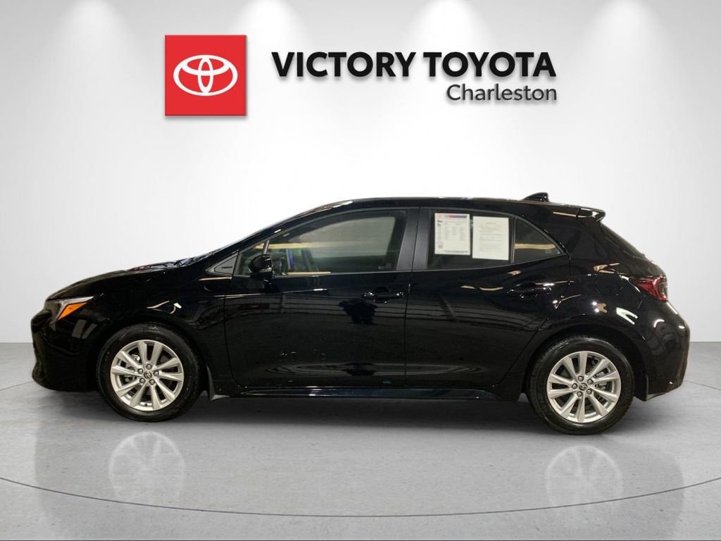 Used 2026 Toyota Corolla SE FWD image 2