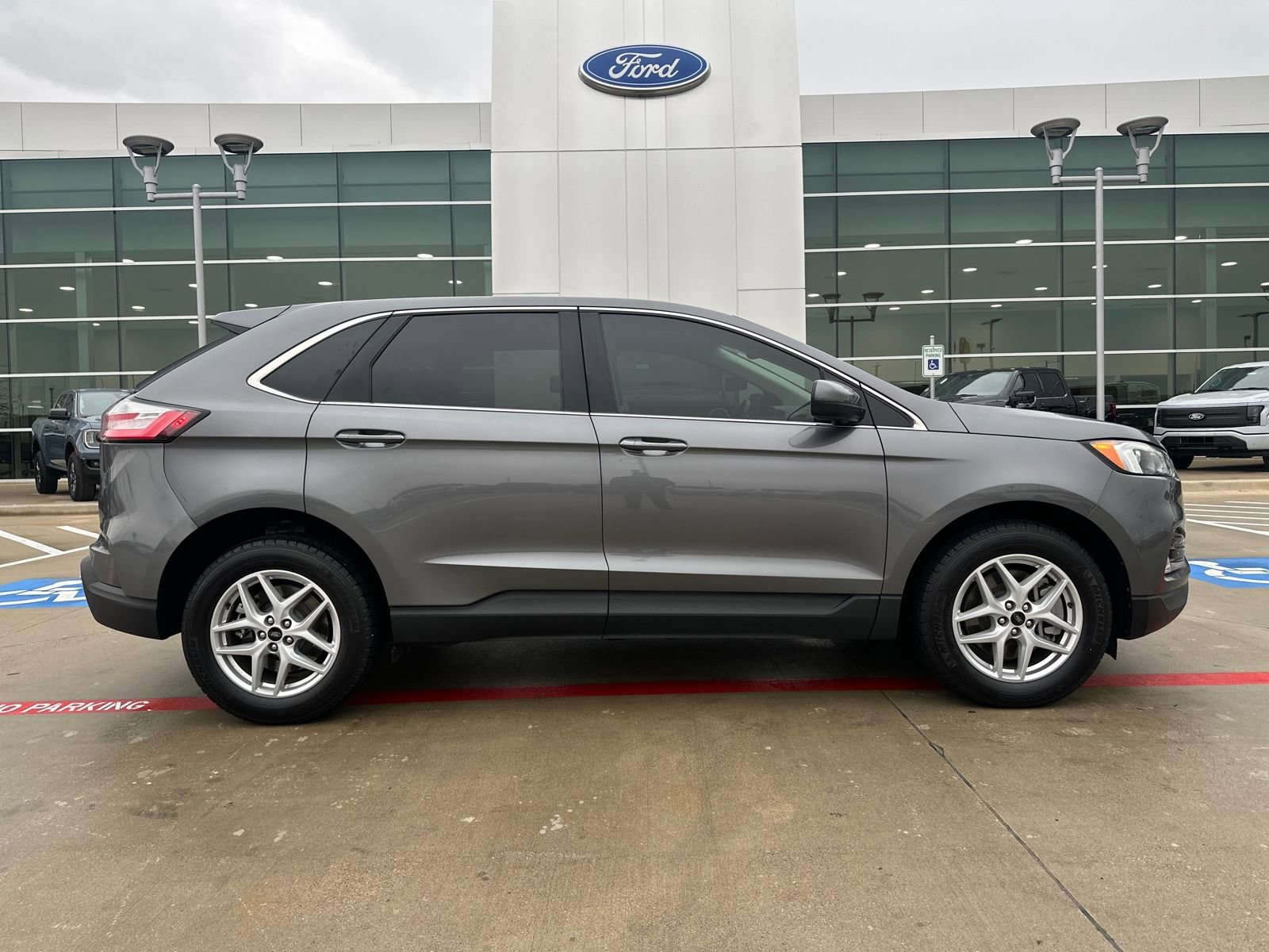 Used 2024 Ford Edge SEL w/ Convenience Package image 6