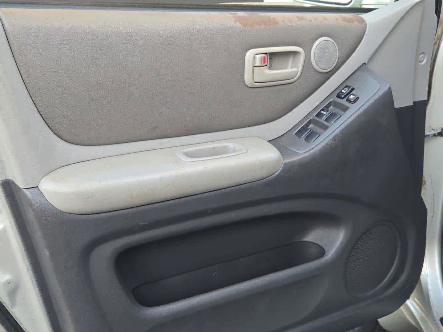Used 2005 Toyota Highlander 2WD V6 w/ 3rd Row image 17