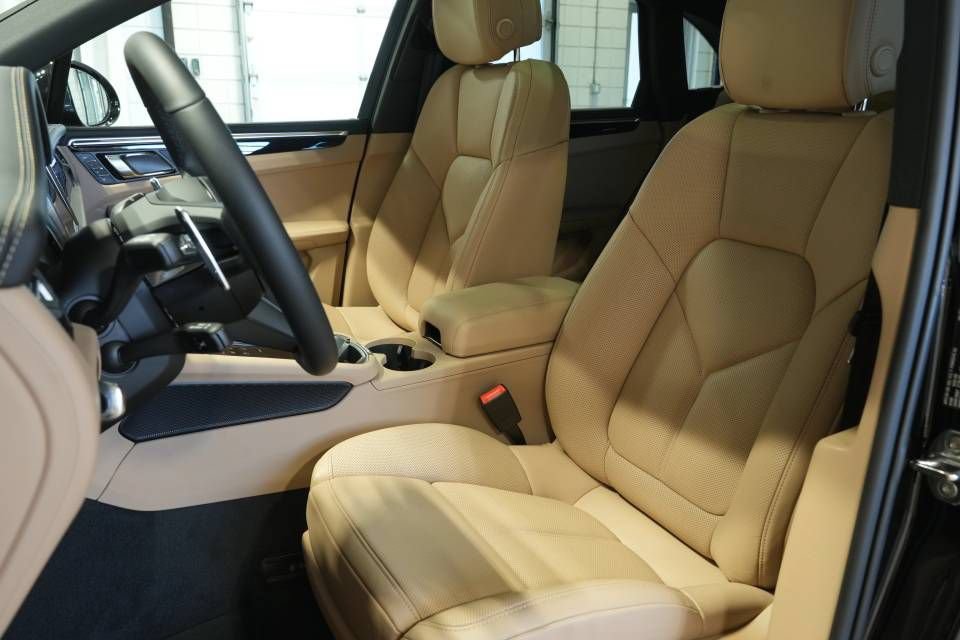 Certified 2026 Porsche Macan AWD/4WD image 5