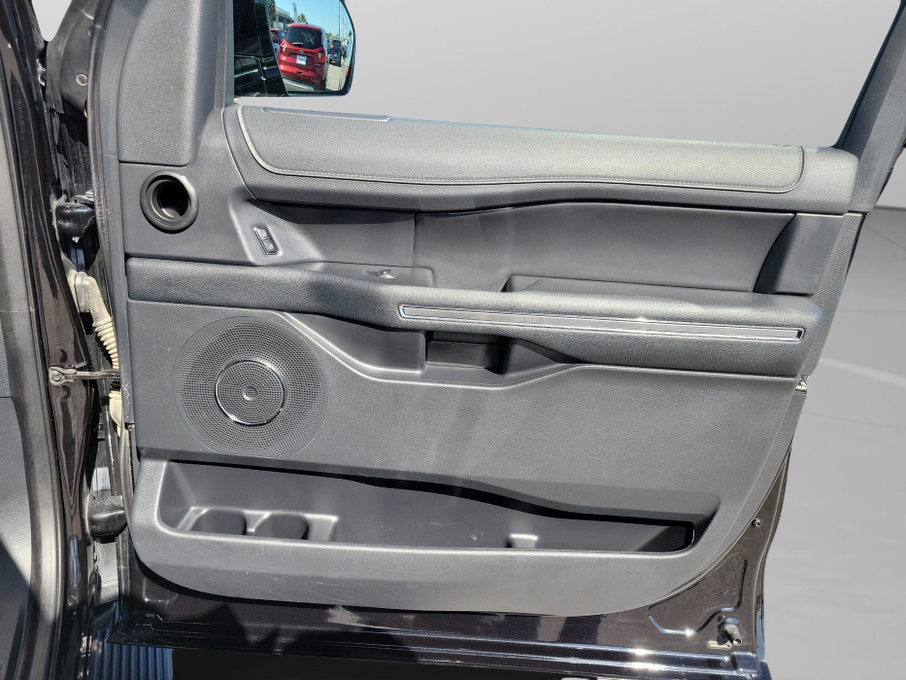 Used 2024 Ford Expedition XLT image 30