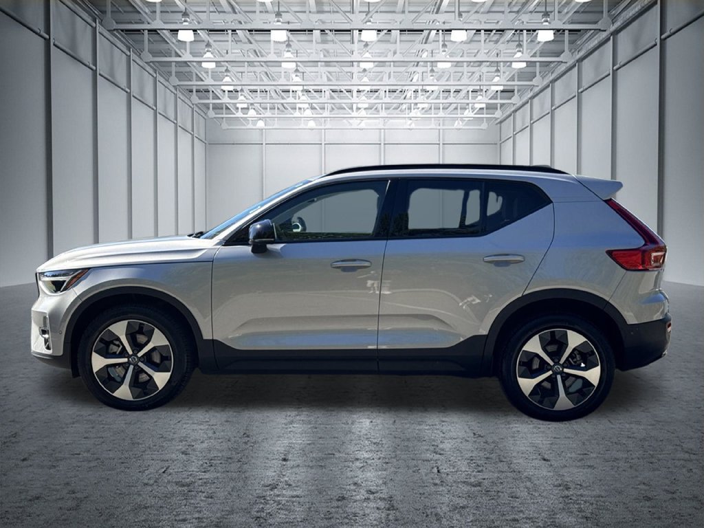 Used 2025 Volvo XC40 B5 Plus AWD/4WD image 4