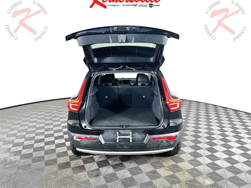 Used 2022 Volvo XC40 T4 Momentum image 28