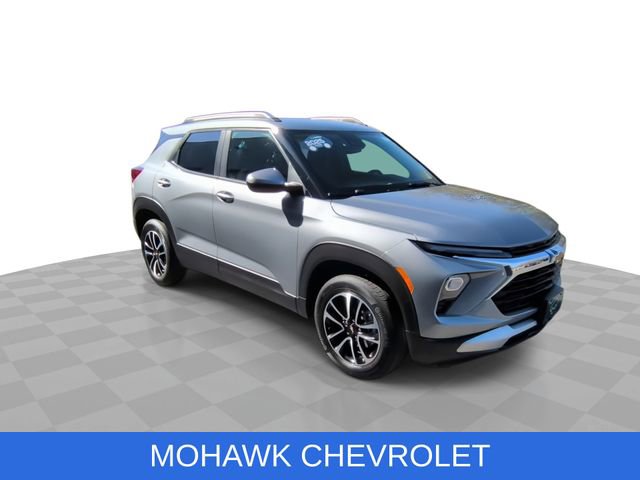 Used 2025 Chevrolet TrailBlazer LT w/ Driver Confidence Package AWD/4WD image 2