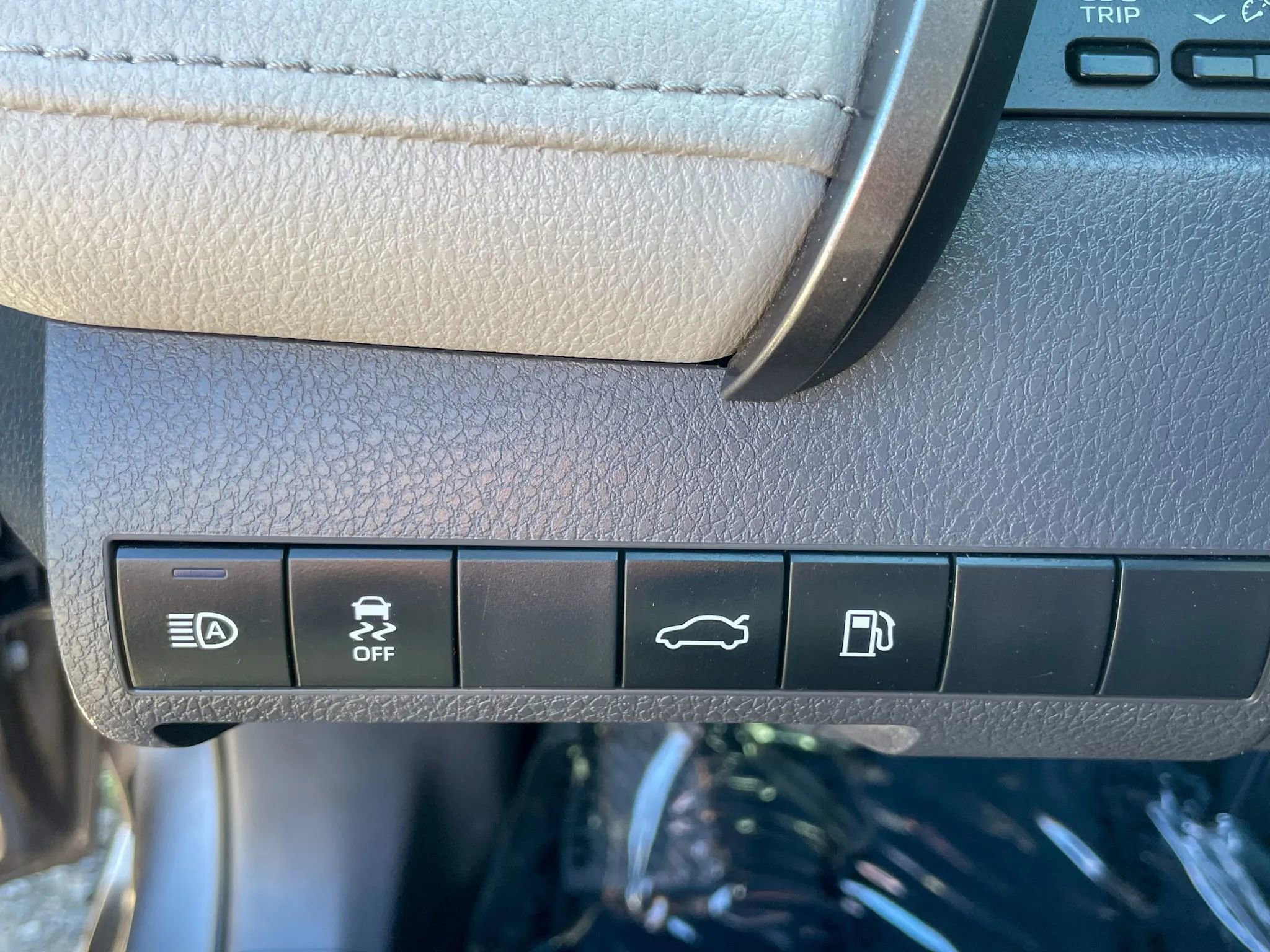 Used 2018 Toyota Camry LE image 25