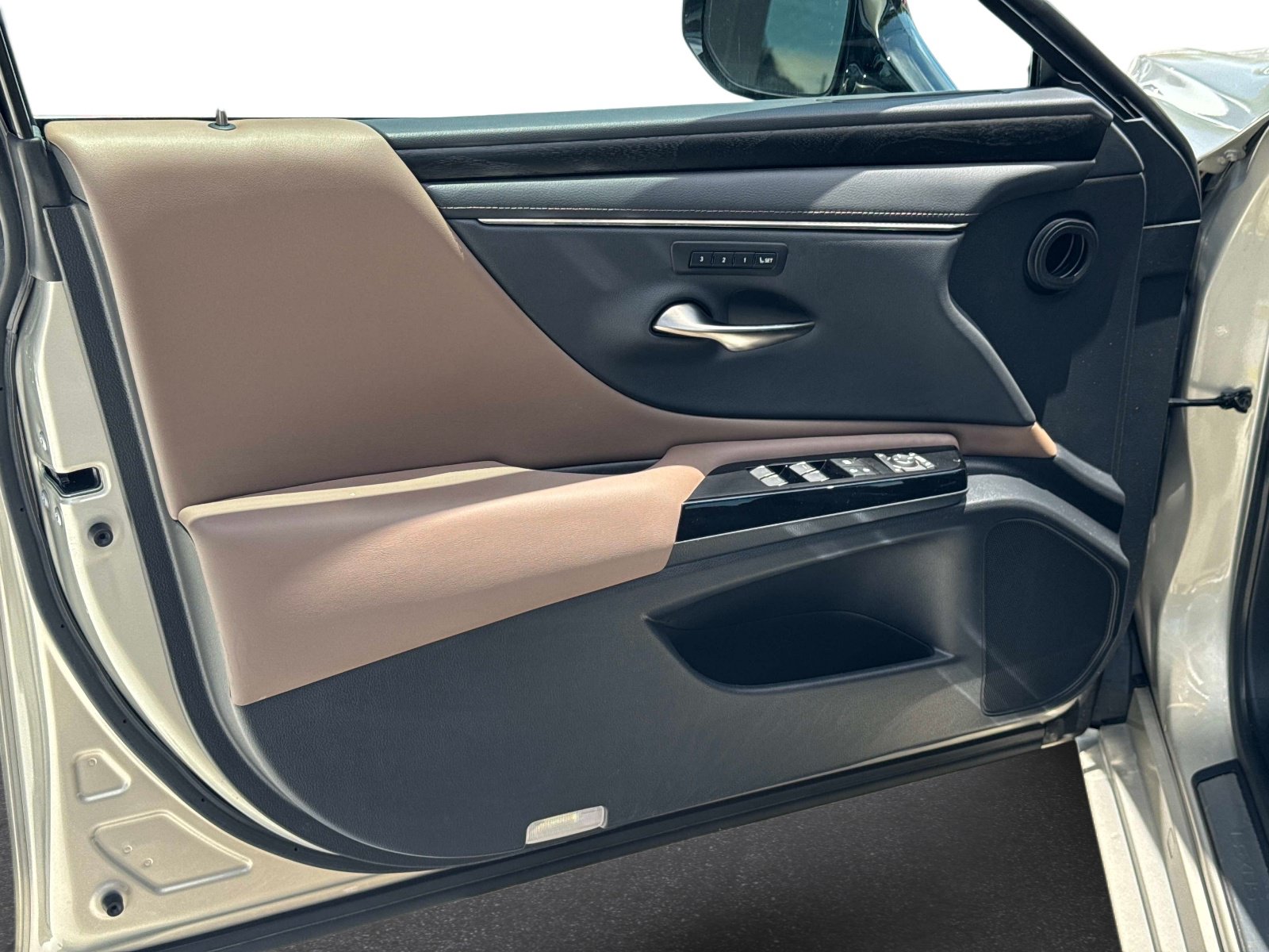 Used 2022 Lexus ES 350 w/ Premium Package FWD image 16