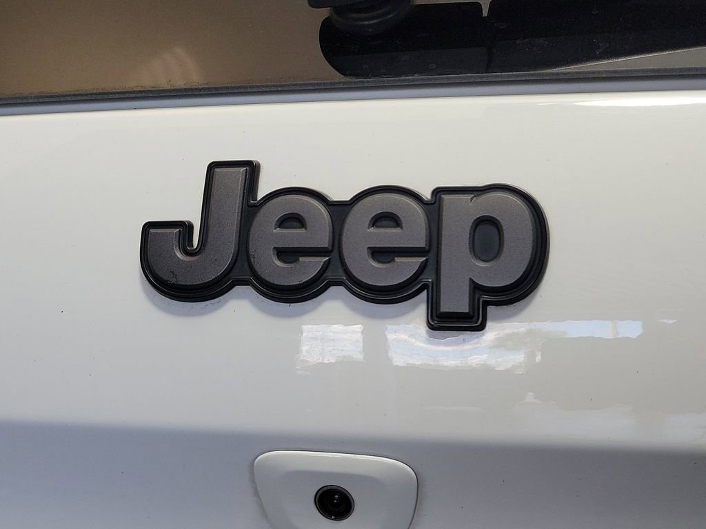 Used 2017 Jeep Cherokee Trailhawk AWD/4WD image 8