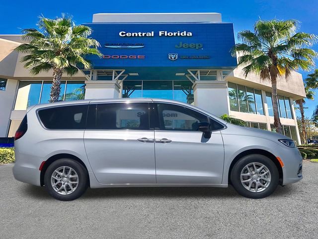 New 2026 Chrysler Pacifica Select image 4