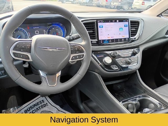 Used 2026 Chrysler Pacifica Limited FWD image 10