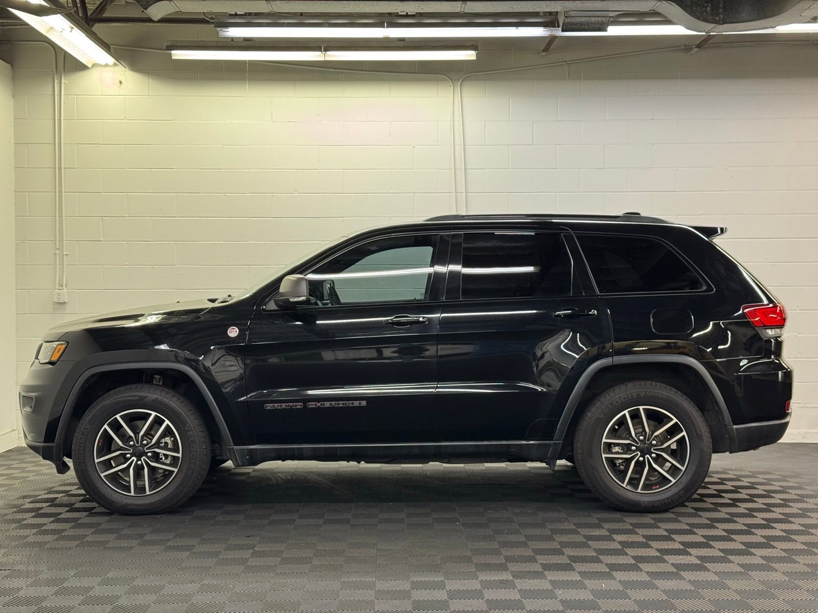 Used 2021 Jeep Grand Cherokee Trailhawk w/ Trailhawk Luxury Group AWD/4WD image 3