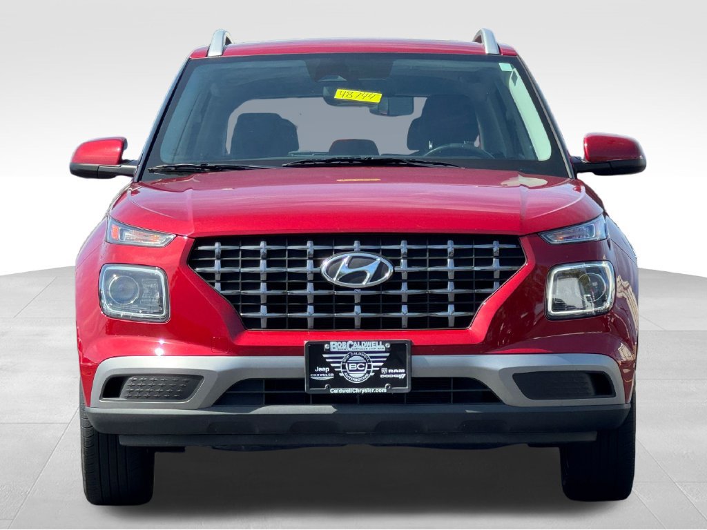 Used 2025 Hyundai Venue SEL FWD image 2