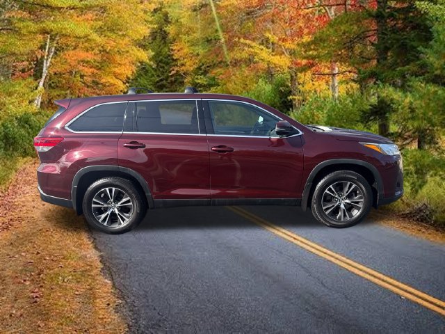 Used 2019 Toyota Highlander LE AWD/4WD image 2