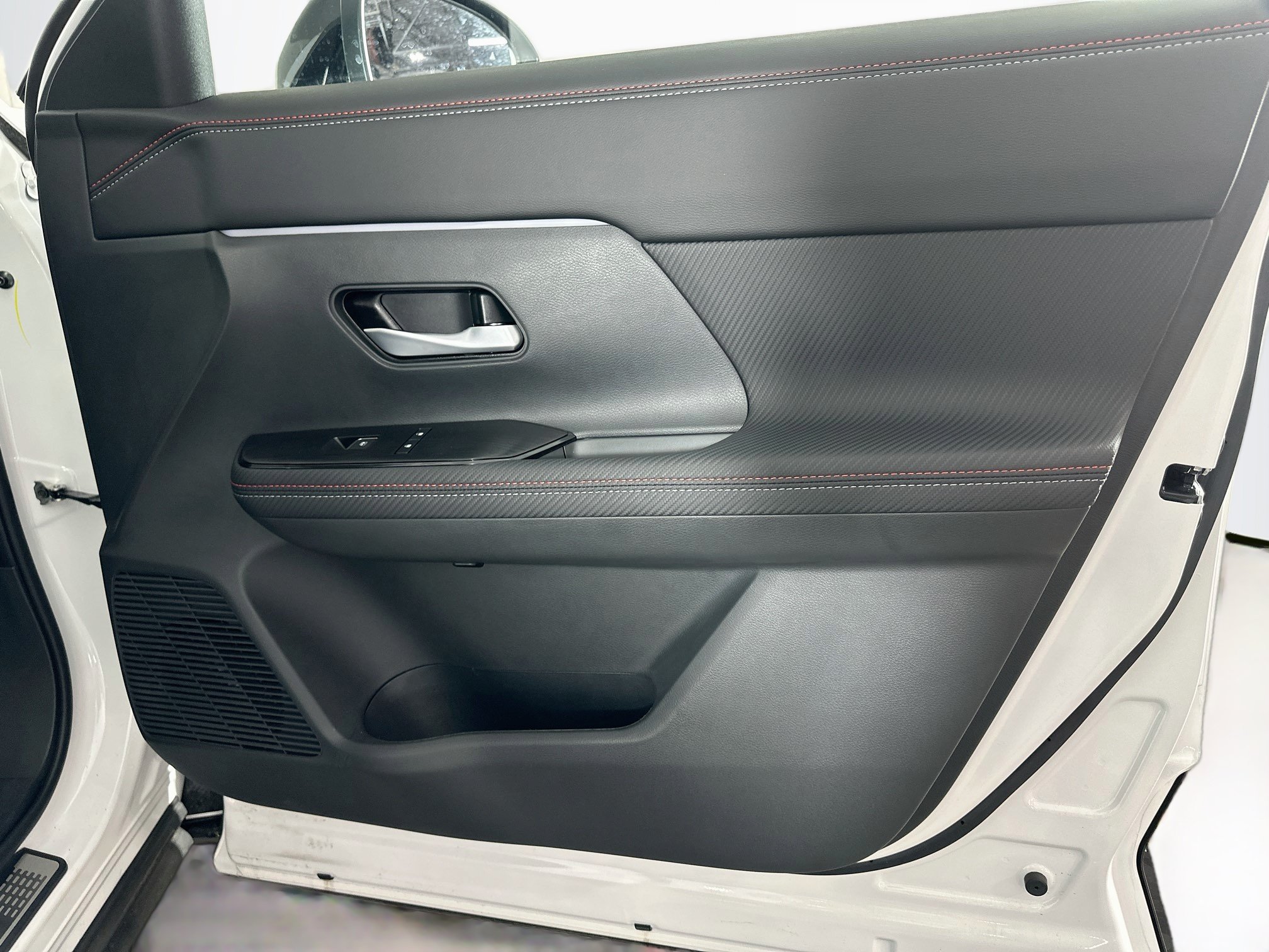 Used 2026 Nissan Kicks SR w/ Illumination Package FWD image 30