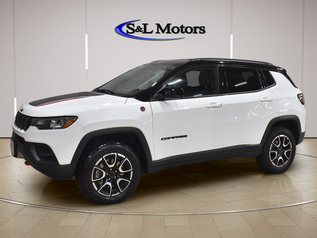 Used 2025 Jeep Compass Trailhawk AWD/4WD image 3