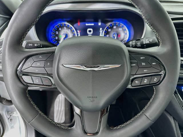 Used 2025 Chrysler Pacifica Limited FWD image 12