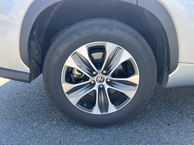 Certified 2025 Toyota Highlander XLE image 25