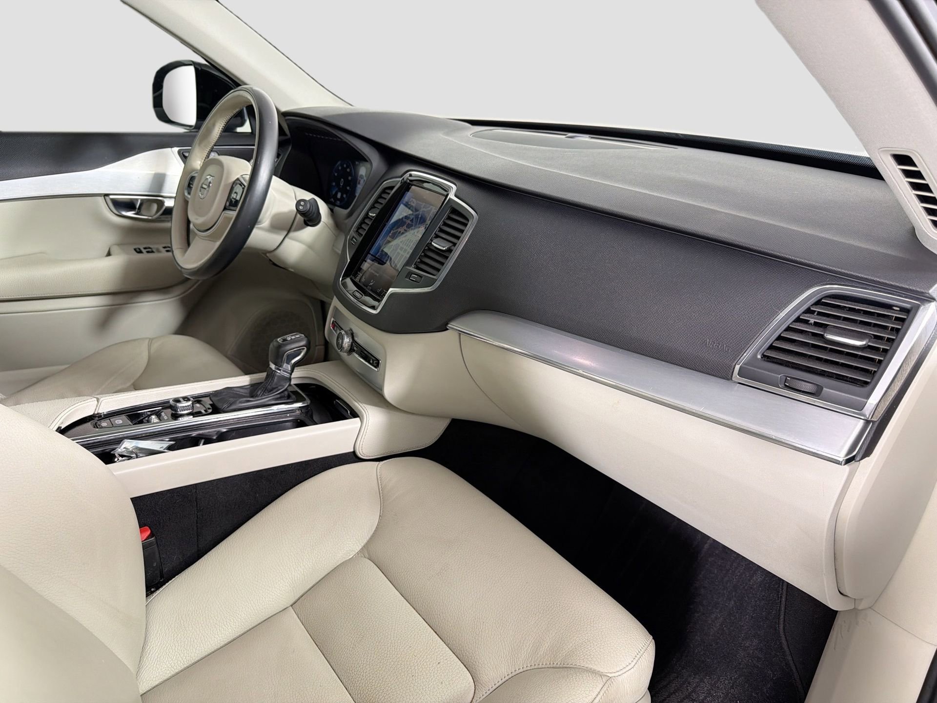 Used 2017 Volvo XC90 T6 Momentum w/ Vision Package image 32