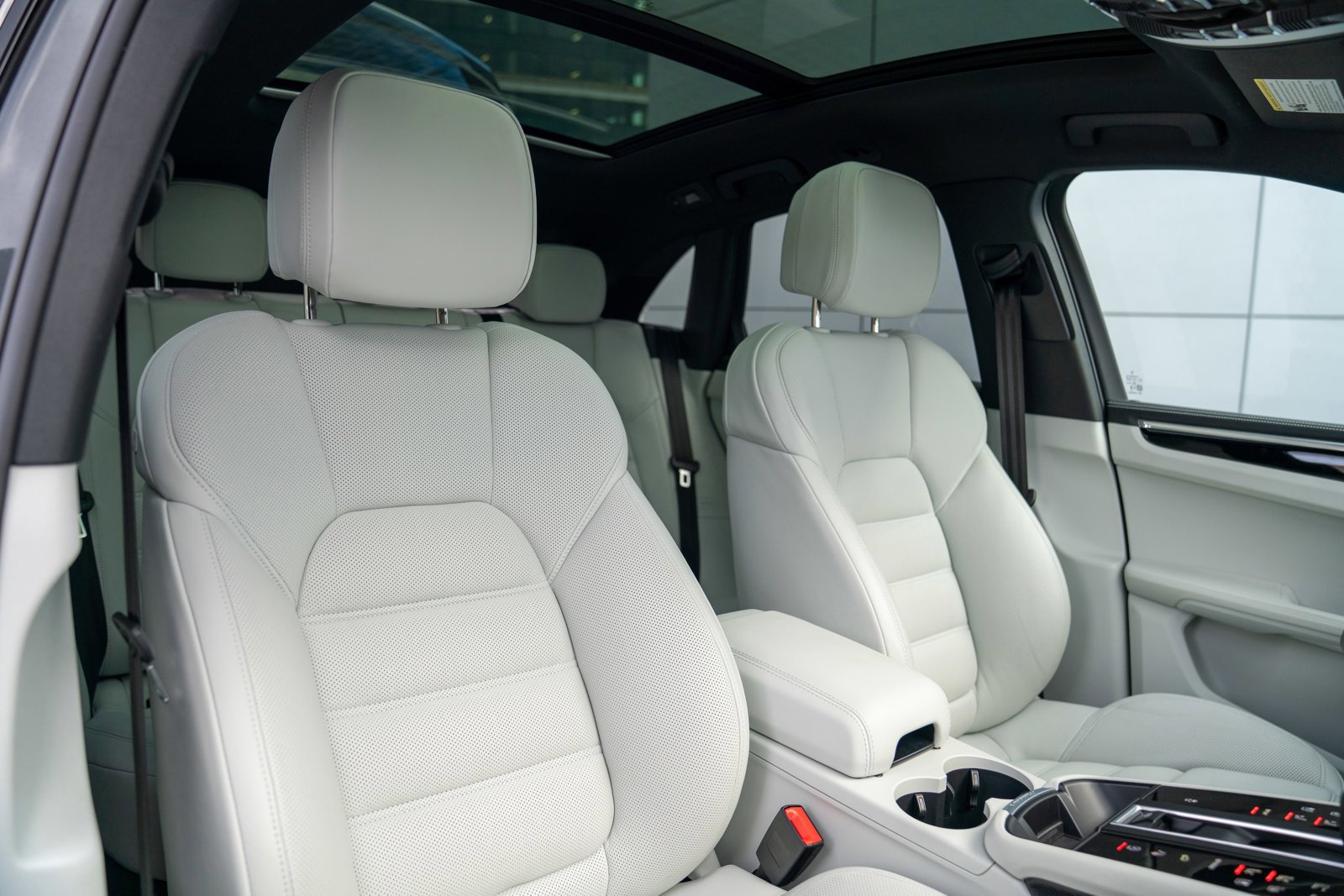 Certified 2025 Porsche Macan image 27