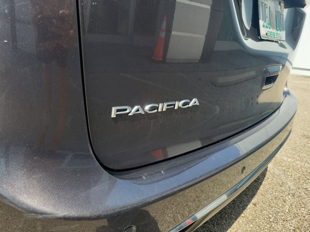 Used 2023 Chrysler Pacifica Touring-L FWD image 6