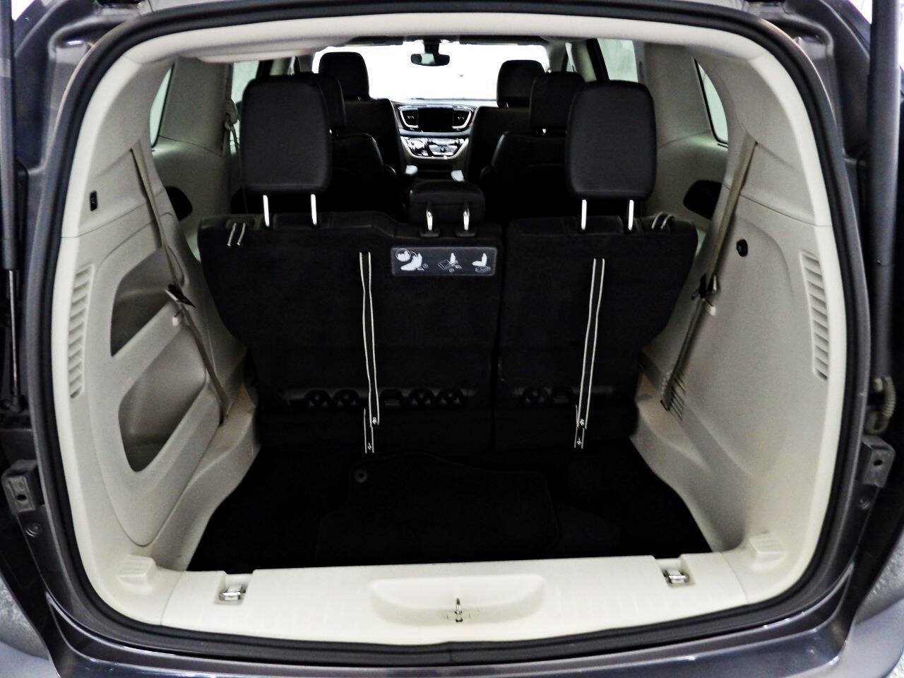Used 2019 Chrysler Pacifica Touring-L FWD image 12
