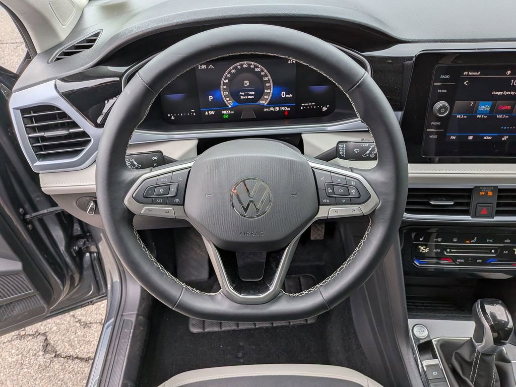 Used 2025 Volkswagen Taos SE w/ Panoramic Sunroof Package image 16