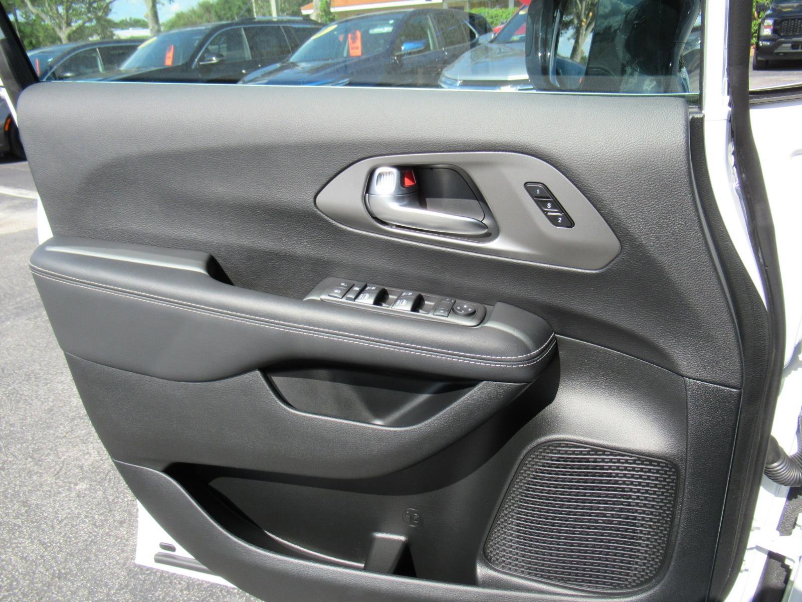 Used 2025 Chrysler Pacifica Select FWD image 17