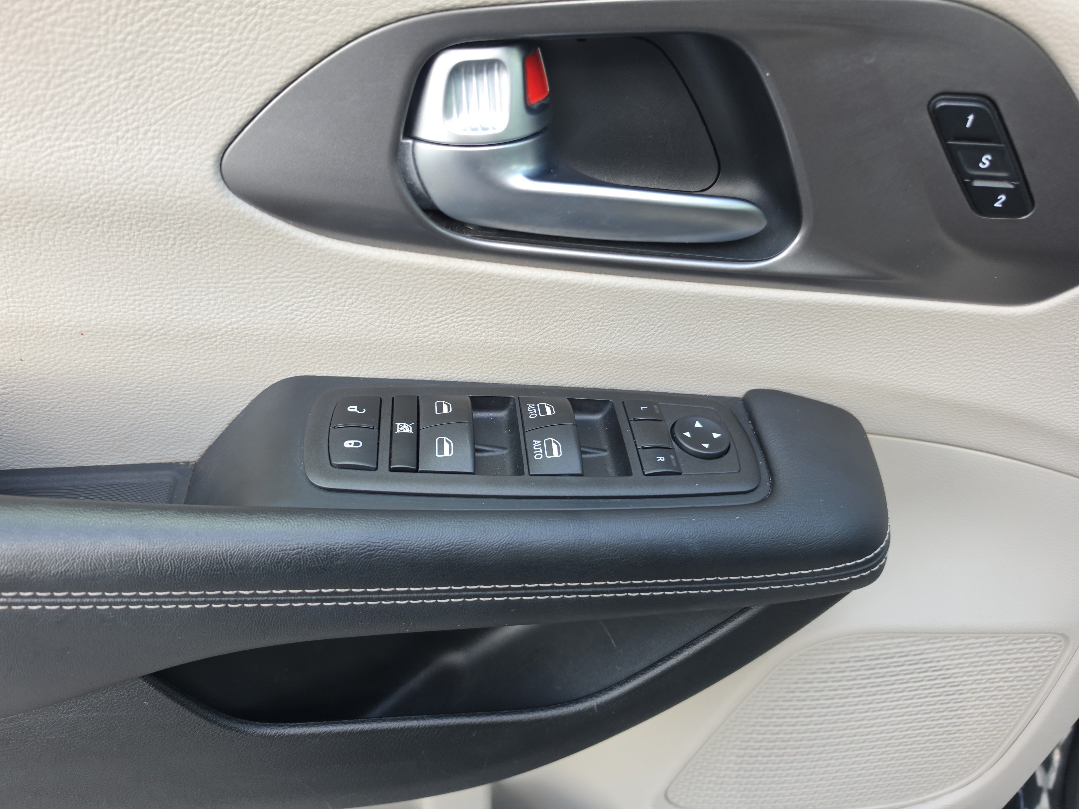 Used 2023 Chrysler Pacifica Touring-L FWD image 18