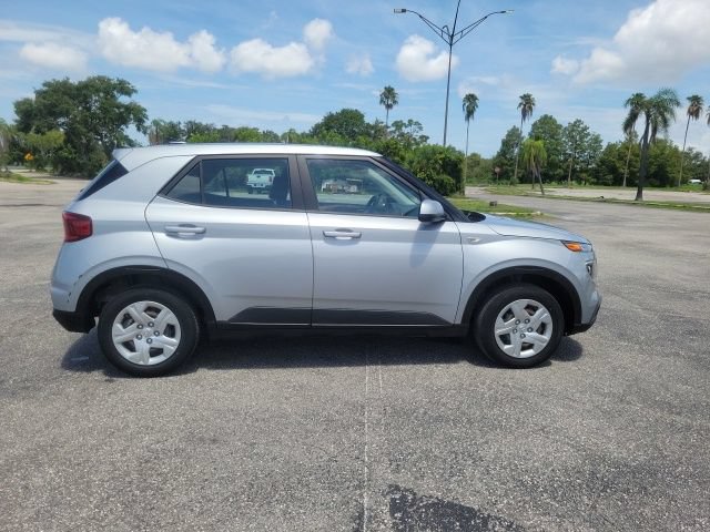 Used 2020 Hyundai Venue SE FWD image 4