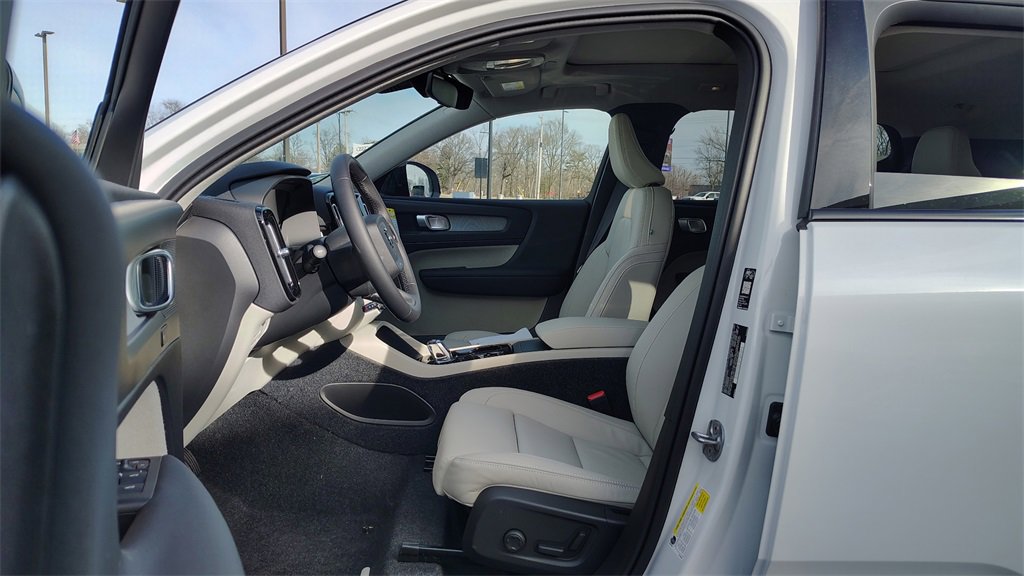 New 2026 Volvo XC40 B5 Plus w/ Protection Package Premier image 7