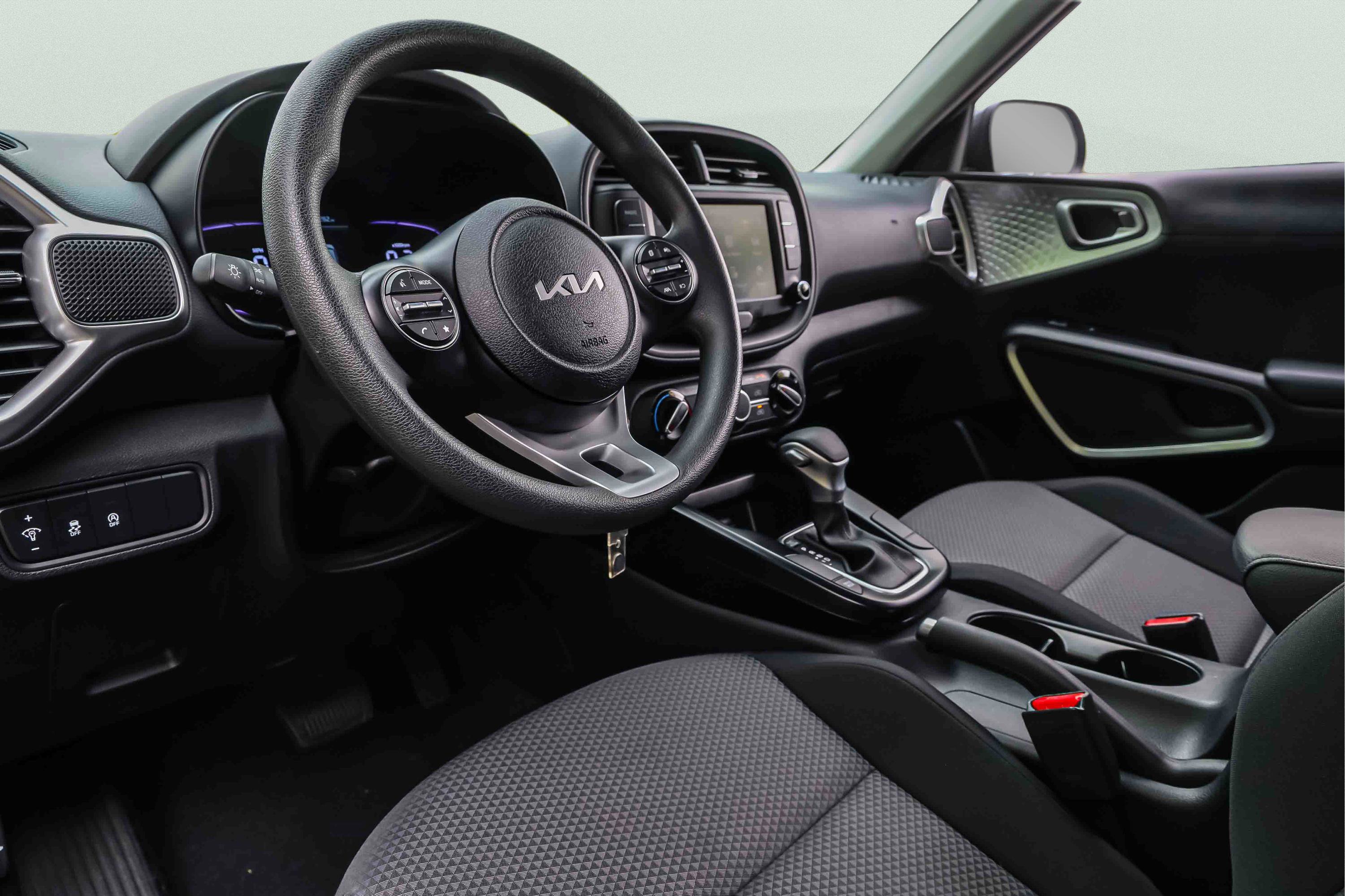 Certified 2025 Kia Soul LX w/ LX Technology Package FWD image 8
