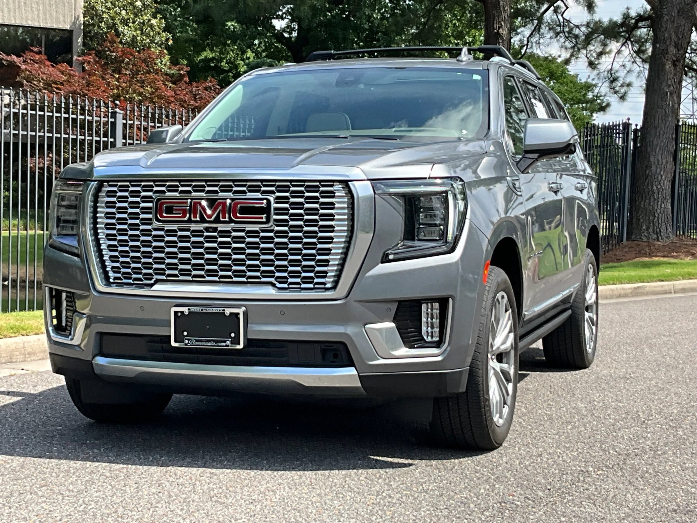 Used 2021 GMC Yukon Denali w/ Denali Premium Package AWD/4WD image 2