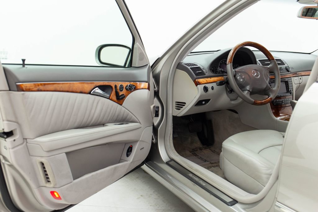 Used 2005 Mercedes-Benz E 500 Sedan w/ Lighting Pkg image 18