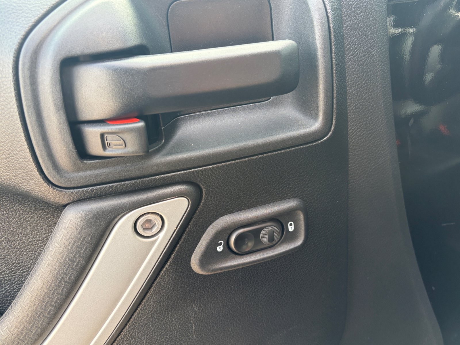 Used 2018 Jeep Wrangler Unlimited Sahara w/ Connectivity Group AWD/4WD image 16