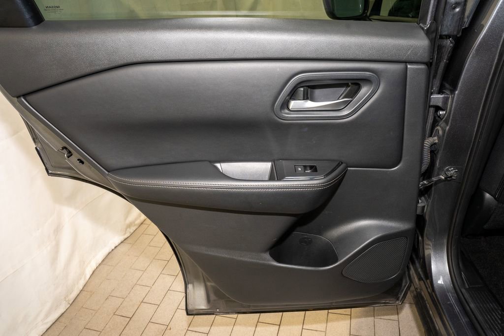 Used 2024 Nissan Rogue SV image 10