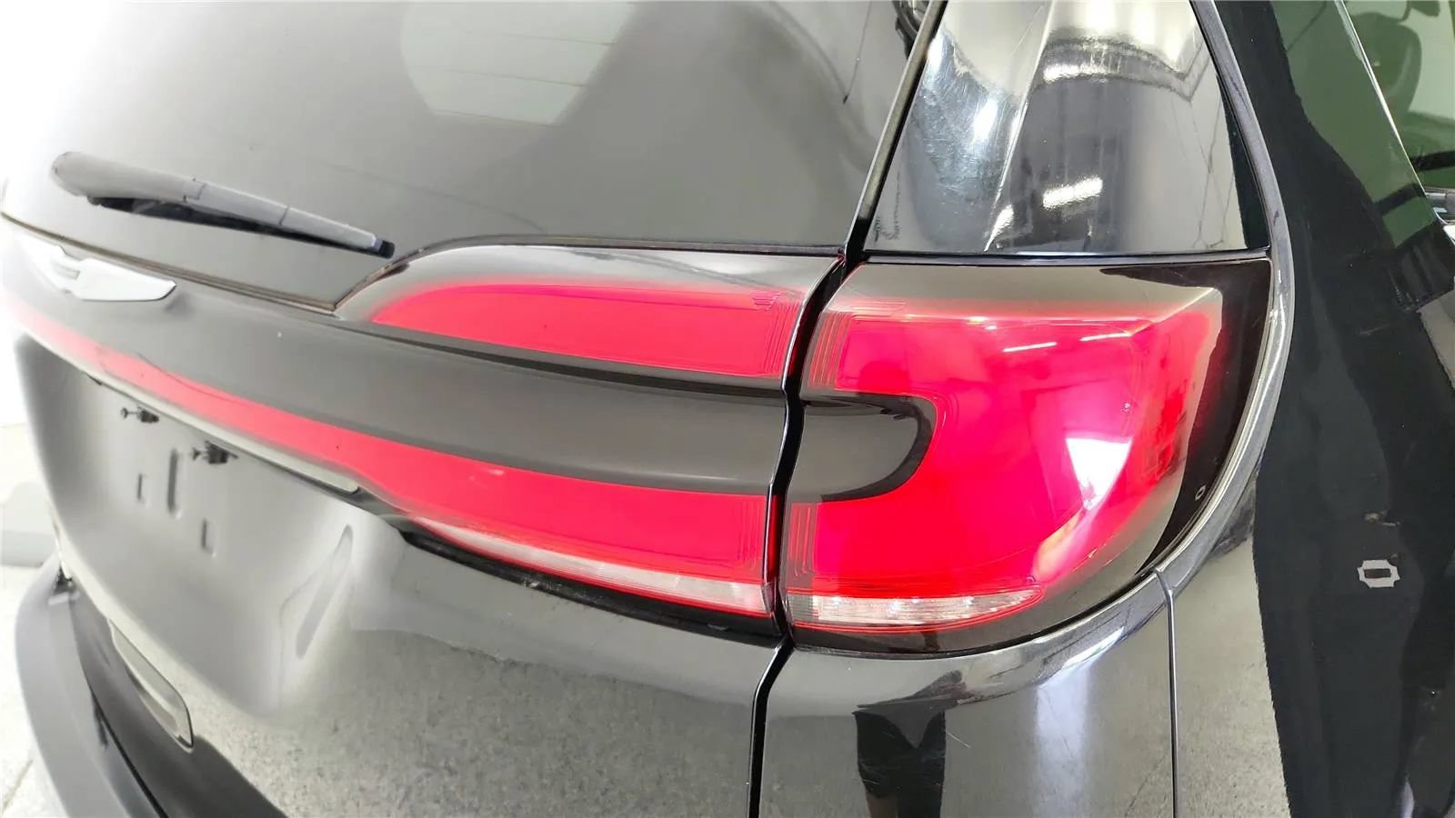 Used 2023 Chrysler Pacifica Touring-L FWD image 16