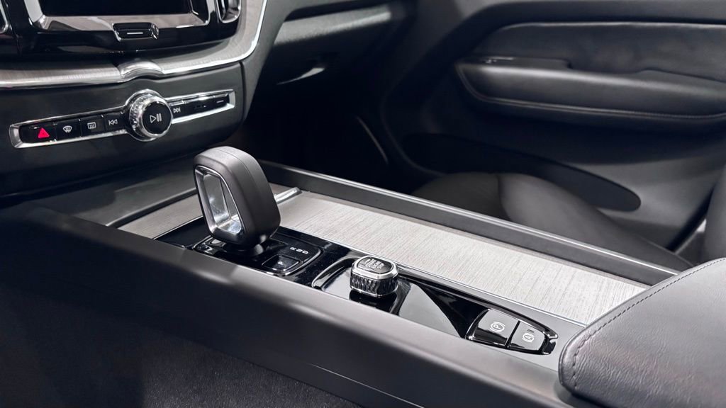 Certified 2025 Volvo XC60 B5 Plus image 14