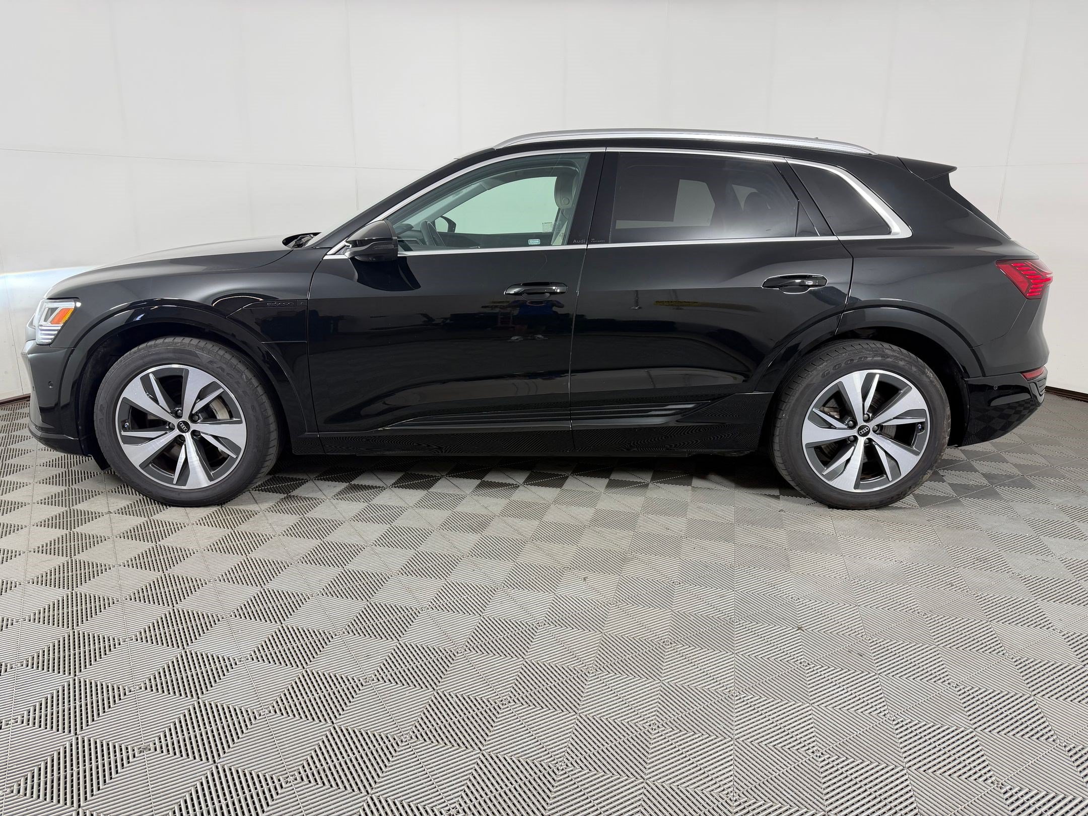 Certified 2024 Audi Q8 e-tron Premium Plus w/ Premium Plus Package AWD/4WD image 2