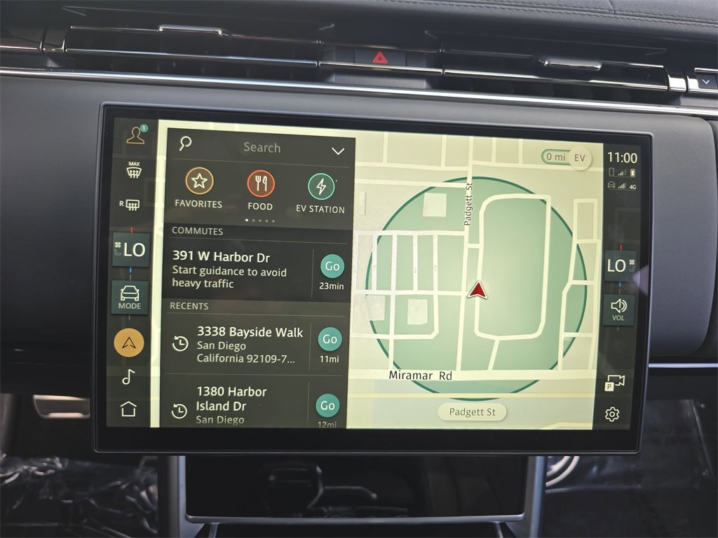 Certified 2025 Land Rover Range Rover SE image 23