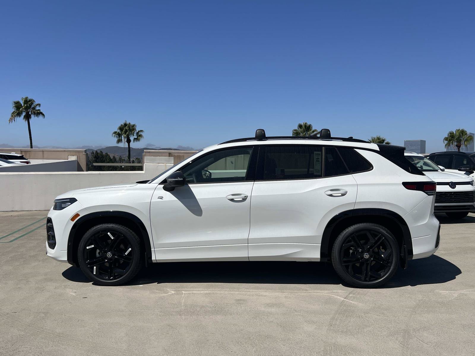 New 2026 Volkswagen Tiguan SE R-Line FWD image 2