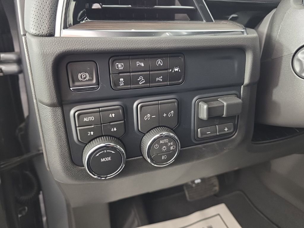 New 2025 Chevrolet Suburban Premier w/ Sun And Tow Package AWD/4WD image 15